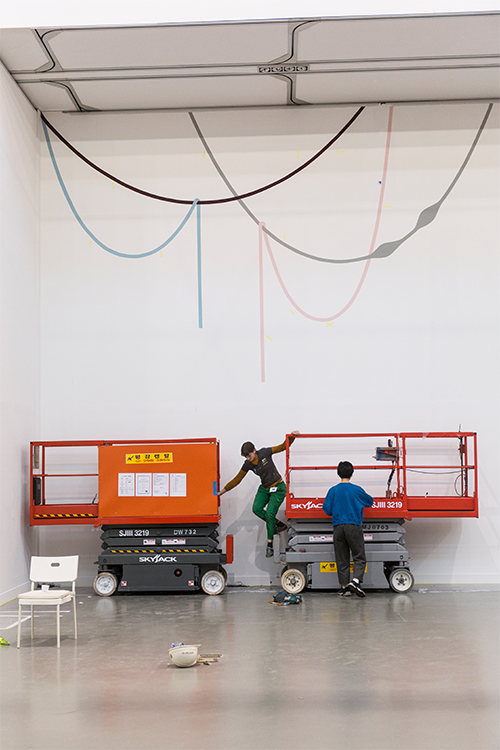 Emilie Satre, 〈Loose〉, 2018. paint on wall