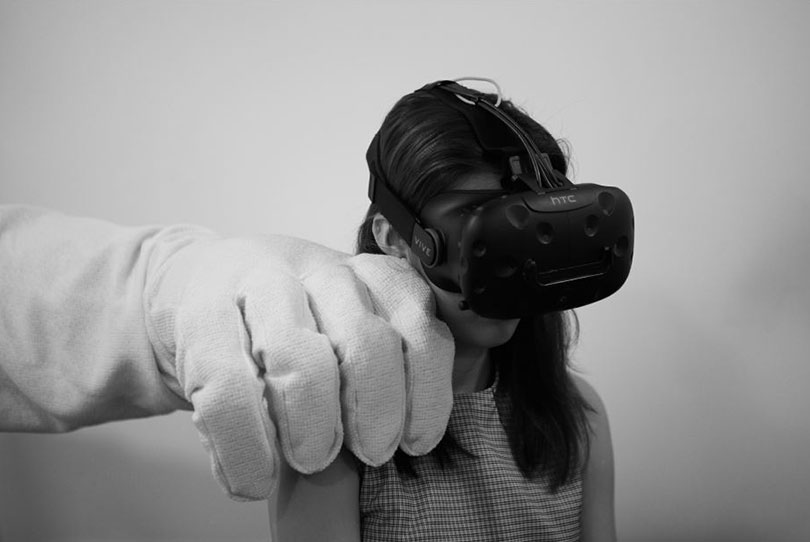 Josef Sungeun Lee, 〈Ethereal - Too perfect for this world〉,2017. Interactive Installation, Pneumatic robot, 360 degree camera, VR headset, Cotton.