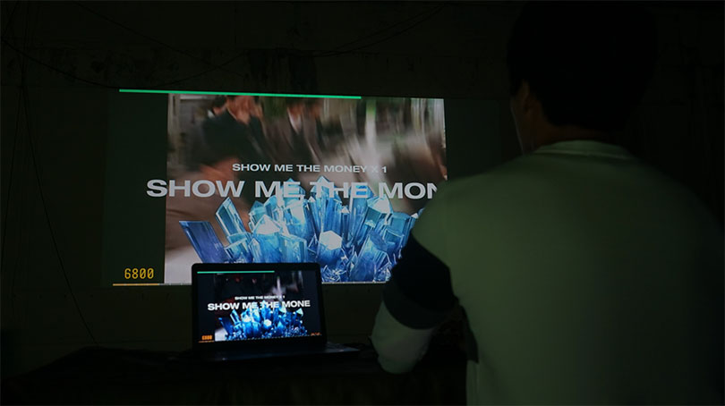 Woonghyun Kim, 〈SHOW ME THE MONEY〉, Online game box, computer, projecter, variable installation, 2018ver.