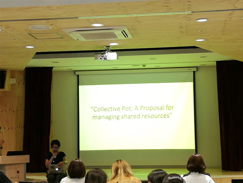 강연 중인 아젱 누룰 아이니(Ajeng Nurul Aini) 루앙루파(RuangRupa) 매니저.  Ⓒ더아트로