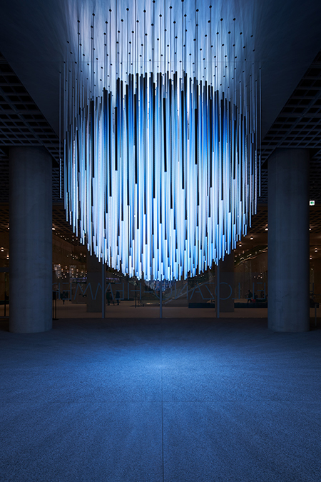 라파엘 로자노헤머(Rafael Lozano-Hemmer), 〈블루 선(Blue Sun)〉, 2018. LED 배턴, 알루미늄 및 나무 프레임, 컴퓨터, 태양 교류 방정식, 오픈프레임웍스, d3 프로그래밍, 지름 300cm.Ⓒ아모레퍼시픽미술관
