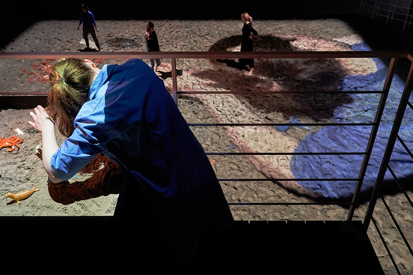 라파엘 로자노헤머(Rafael Lozano-Hemmer), 〈샌드박스(릴레이셔널 아키텍처 17)(Sandbox(Relational Architecture 17))〉, 2010. 적외선 감시 카메라, 적외선 조명기, 컴퓨터, 산업용 카메라, 프로젝터, 플라스틱 장난감, 캔버스 서버 (canvas server), 오픈프레임웍스 프로그래밍, 가변 크기. Ⓒ아모레퍼시픽미술관