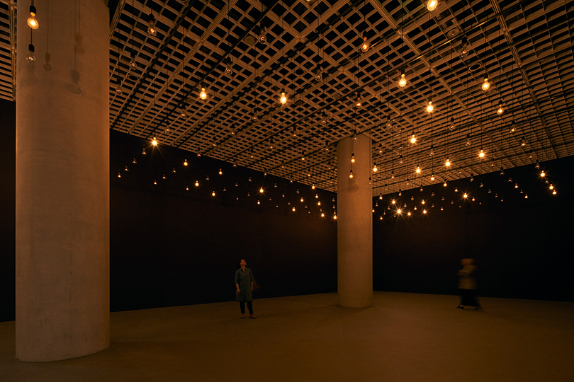 라파엘 로자노헤머(Rafael Lozano-Hemmer), 〈펄스 룸(Pulse Room)〉, 2006. 백열 전구, 전압 컨트롤러, 심장 박동 센서, 컴퓨터, 메탈 조각, 델파이 프로그래밍, 가변 설치. Ⓒ아모레퍼시픽미술관