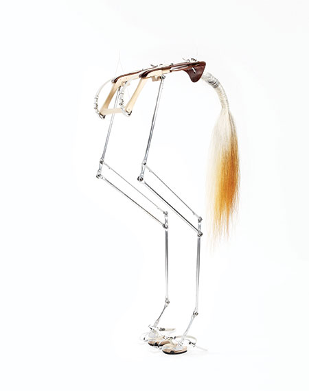 이형구, 〈인스트루먼트 02(Instrument 02)〉, 2014. 알루미늄 튜브, 알루미늄, 목재, 가죽, 버클, 리베트, 실, 와이어, 토클립, 볼트, 너트, 나사, 베어링, 와셔, 구리못, 스틸 호스 슈즈, 대갈, 말 꼬리, 153×86×48㎝. ⓒ서울시립 북서울미술관