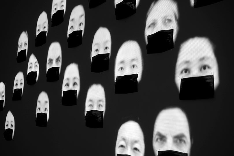 루트 후터(Ruth Hutter), 〈클라우드〉, 2018. 검정 마스크, 비디오 프로젝션, 2분, 루프, 무음, 가변 크기. ⓒ국립현대미술관