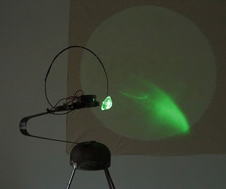 필립 알라르(Philippe Allard), 〈소멸〉, 2018. 레이저, LED, 조각과 캔버스에 야광염료. ⓒ국립현대미술관