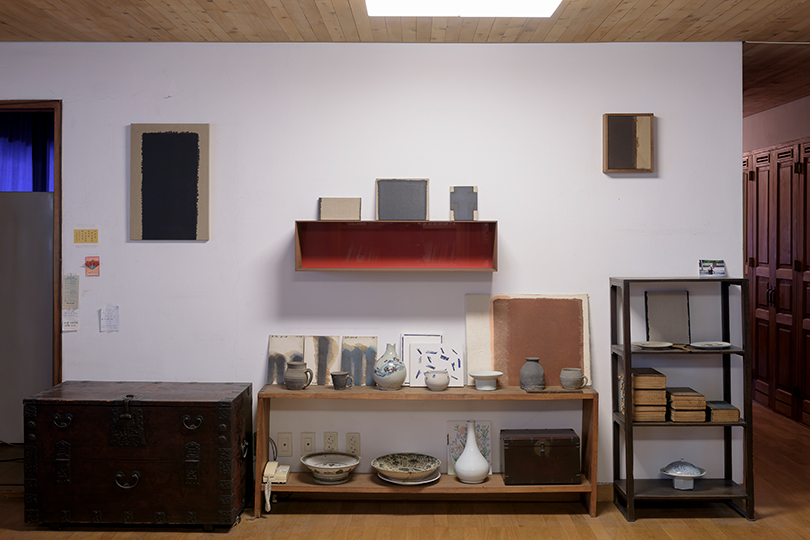 서교동 윤형근 아틀리에. 벽 가운데 도널드 저드의 작품이 걸려 있으며, 조선의 고가구와 도자기 등이 작가의 작품과 함께 놓여 있다. ⓒ국립현대미술관