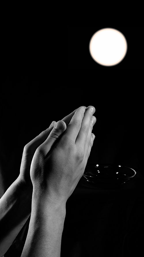 〈실재계 길목의 제단〉, 2018. 단채널 영상, 4K HD 변환, 9:16, 색, 2분 41초, 3D PLA 프린트, 아크릴 자, 스티로폼 줄, 모조 금화 줄, 전기 연장선, 가변 크기. ⓒ합정지구