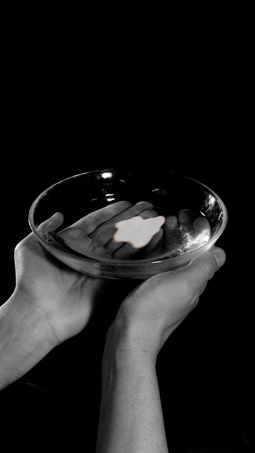 〈실재계 길목의 제단〉, 2018. 단채널 영상, 4K HD 변환, 9:16, 색, 2분 41초, 3D PLA 프린트, 아크릴 자, 스티로폼 줄, 모조 금화 줄, 전기 연장선, 가변 크기. ⓒ합정지구