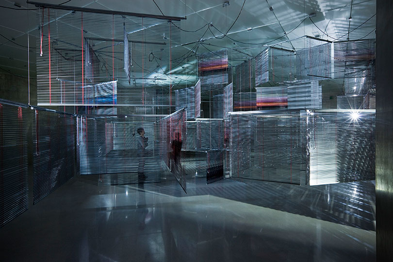 양혜규, 〈성채〉, 2011. 알루미늄 블라인드, 알루미늄 천장 구조물, 분체 도장, 강선, 무빙 라이트, 향분사기(모닥불, 산안개, 침향나무, 우림, 삼나무, 바다, 베인 풀, 탐부티나무 향), 420x2045x2123cm. 《복수도착》 전시 전경, 브레겐츠 미술관, 브레겐츠, 오스트리아, 2011. 사진ⒸMarkus Tretter Ⓒ작가 Ⓒ국제갤러리