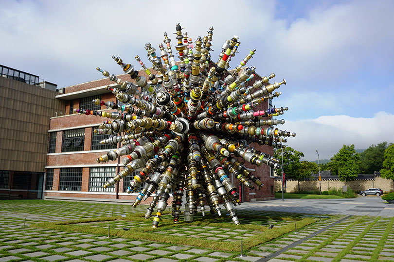 최정화, 〈민들레 Dandelion〉, 2018. 생활그릇, 철 구조물, 9MØ. ⓒ국립현대미술관