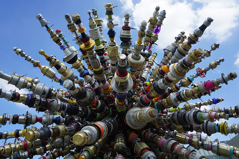 최정화, 〈민들레 Dandelion〉, 2018. 생활그릇, 철 구조물, 9MØ. ⓒ국립현대미술관