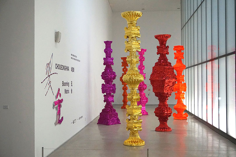 최정화, 〈세기의 선물〉, 2016. 철구조물, FRP, 크롬도장, 가변설치. ⓒ국립현대미술관