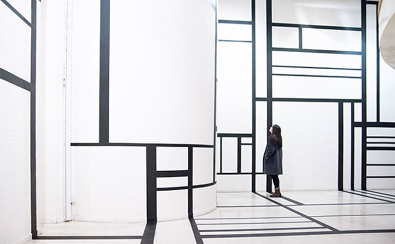 워싱턴한국문화원의 개인전 〈한글: 선들의 미학〉(2017) 중 강은혜, 'Paris is most beautiful in the rain', 개퍼 테이프, 가변 설치, 2016. (사진:워싱턴 한국문화원)