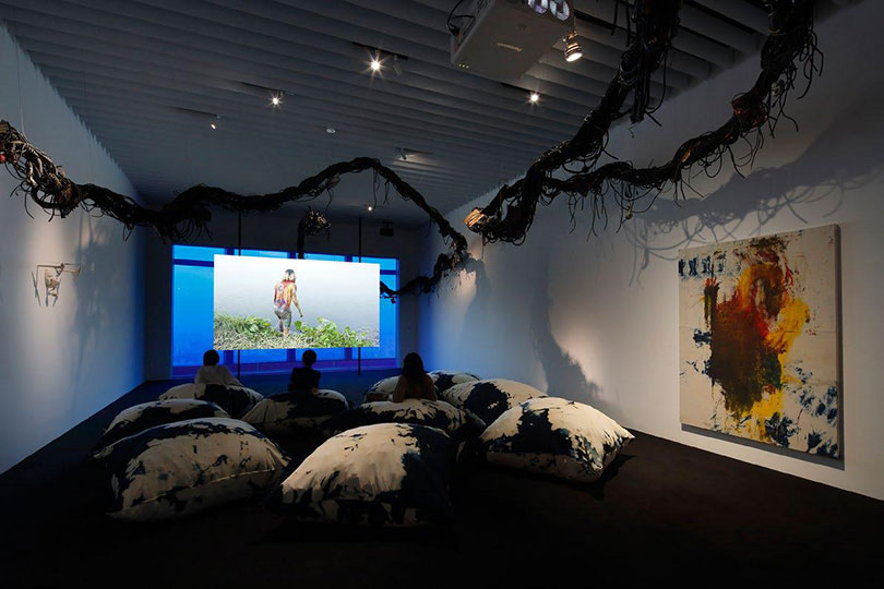 Korakrit Arunanondchai 〈Painting with history in a room felled with people with funny names 3〉 2015 Installation view: 〈SUNSHOWER: Contemporary Art from Southeast Asia 1980s to Now〉 The National Art Center, Tokyo/ Mori Art Museum, 2017 Photo: Kioku Keizo Photo courtesy:Mori Art Museum, Tokyo