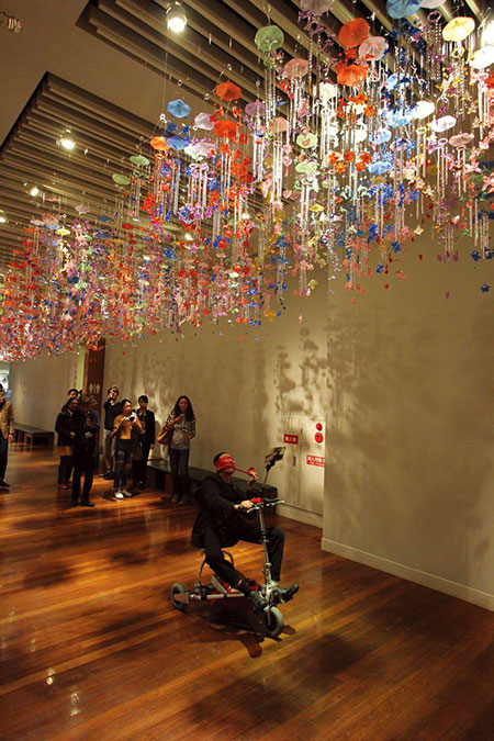 후쿠오카 아시아미술관에서 열린 〈SUNSHOWER: Contemporary Art from Southeast Asia 1980s to Now〉 오프닝에서 선보인 작가 리웬(Lee Wen)의 퍼포먼스 현장 Exhibition view 〈SUNSHOWER: Contemporary Art from Southeast Asia 1980s to Now〉 FukuokaAsian Art Museum, 2017