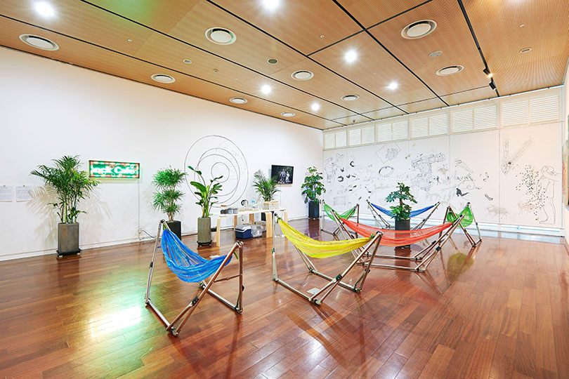 아트 레이버 〈자라이 이슬 해먹 카페〉 혼합매체 가변크기 2015~현재