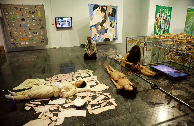 Lai Dieu Ha 〈Under the Skin〉 건조된 돼지껍데기, 영상 설치 가변크기 2017