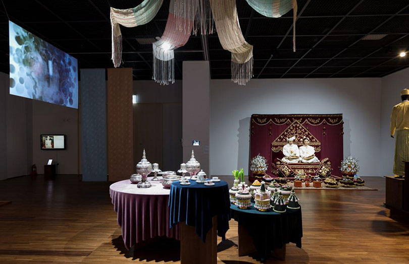 2017년 아세안 창설 50주년 및 한-아세안 문화교류의 해를 축하하고 아세안문화원 개원을 기념하고자 마련된 〈화혼지정(華婚之情)〉(2017.9.1~12.3)의 전시광경. 조주리 큐레이터가 객원으로 참여해 아세안 회원 국가의 ‘혼례문화’를 주제로 진행한 기획전시. 인류보편의 제도인 혼례에서 파생된 각국의 역사성과 특수성 나아가 현재적 의미를 성찰하였다.