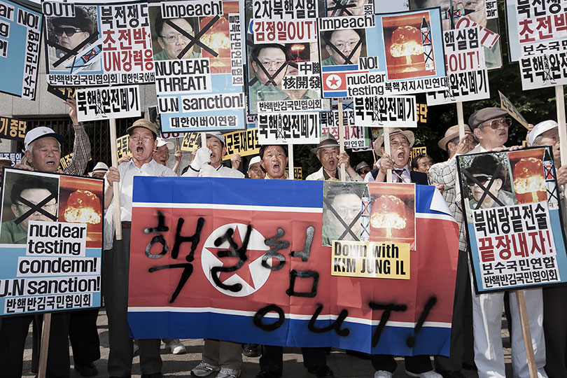 노순택, 〈붉은틀 III #BJF2501(Red House III #BJF2501)〉, 2009. 장기보존용 잉크젯 안료프린트, 가변크기.