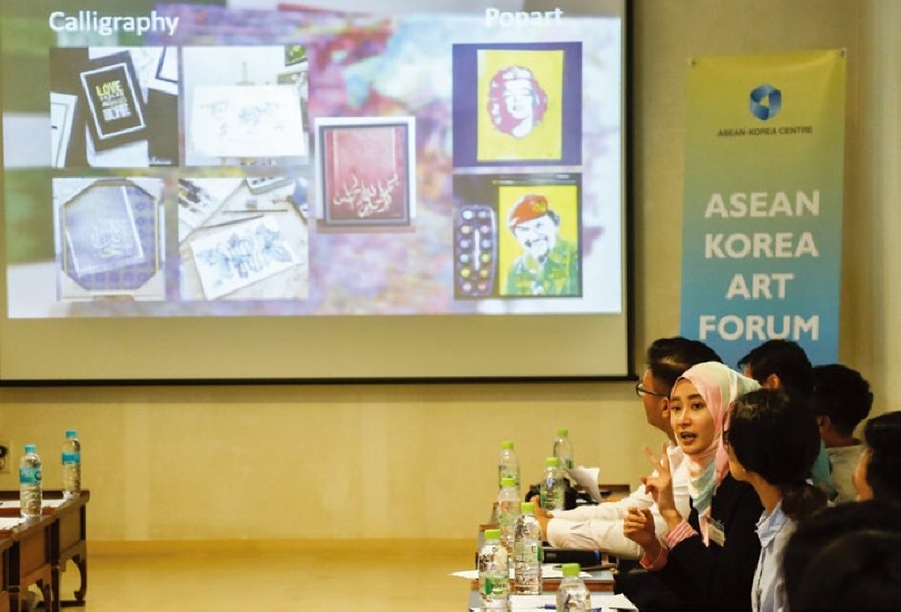 〈아세안 미술전 2017〉(2017.7.25.~8.20.동대문디자인플라자)에 초청된 청년 작가 30인의 《한-아세안 예술 포럼》 참가 현장.