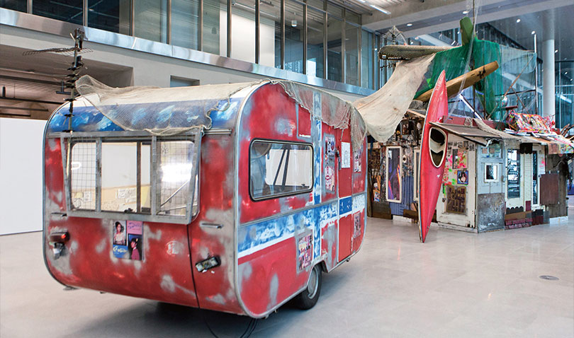 Above) Shinro Ohtake, Mon Cheri A Self Portrait as a Scrapped Shed, 2012 Below) Installation view at Singapore Art Archive Project, 2015, ACC Library Park