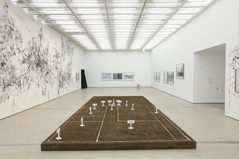 Above) exhibition view of KIAF 2015