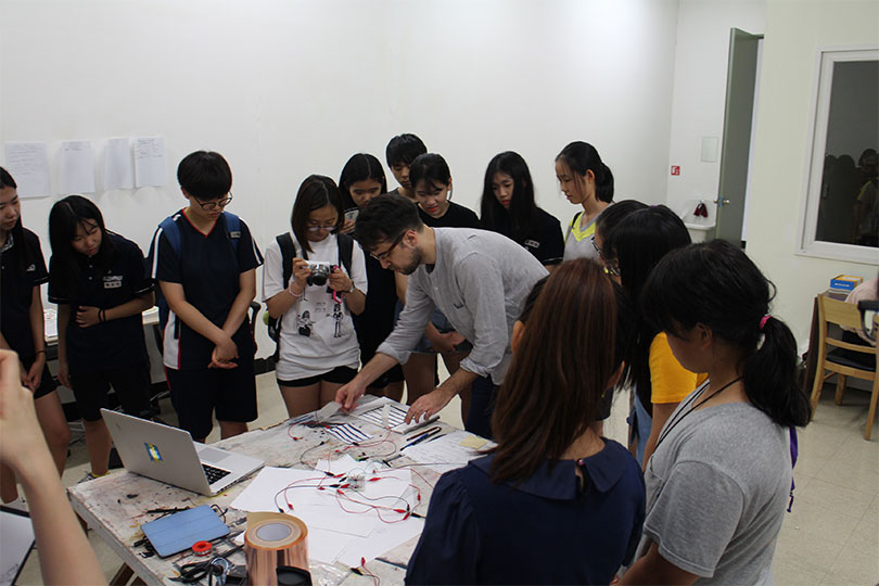 Photo of a workshop given by Tyler Stefanich, the artist-in-residence at MMCA Residency Changdong, 2016.