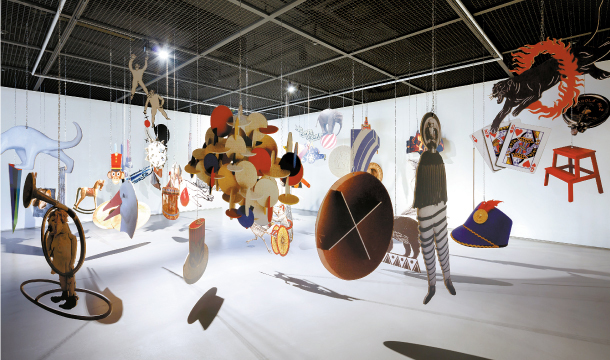 Korean artist Osang Gwon’s installation 〈Red Shirt and Whistle, Calder’s Circus〉(2018) is part of the 《Endless Column》 exhibition that runs through March 3 at the Arario Gallery Ryse Hotel near Hongdae Station, western Seoul. photoⓒARARIO GALLERY