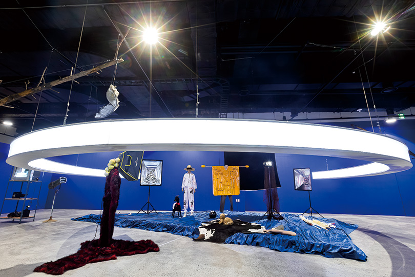 Lim Minouk, 〈Live Broadcast〉, Mixed Materials, Variable Size, 《2018 Busan Biennale》 Entry. Presents a virtual broadcasting station based on a show about the reunion of families torn apart by the Korean War and the attraction of public attention to the tragedy caused by the division of Korea.