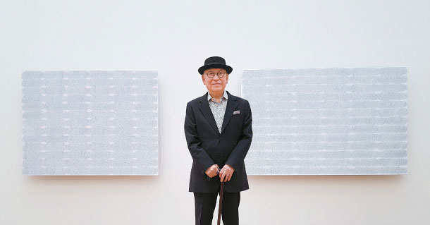 Park Seo-bo, the 88-year-old master of dansaekhwa, Korean monochrome painting, poses with recent works at the MMCA in central Seoul. They are part of his retrospective, which runs through Sept. 1. MOON SO-YOUNG
