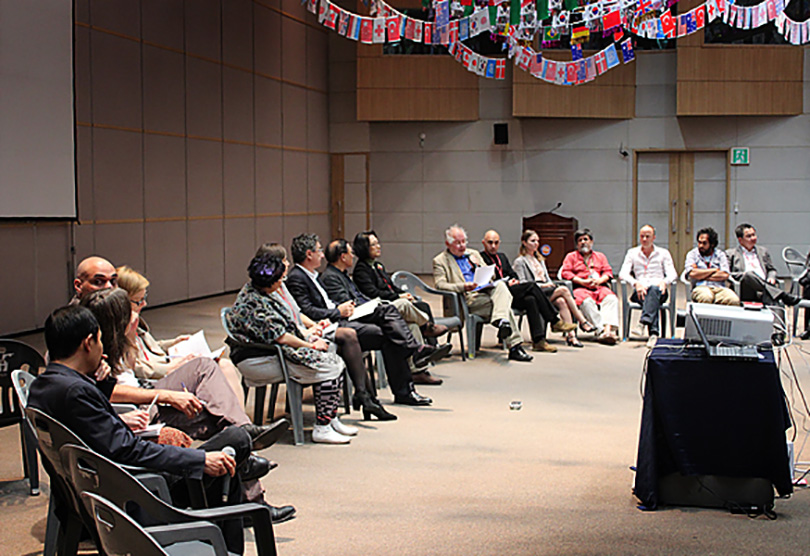 Above) exhibition view of KIAF 2015