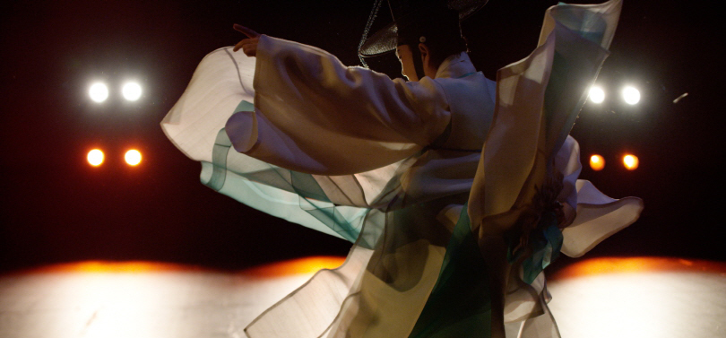 siren eun young jung, 〈A Performing by Flash, Afterimage, Velocity, and Noise〉, 2019. audiovisual installation, dimensions variable. ©siren eun young jung.