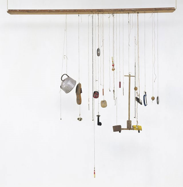 〈Zen for Wind〉(1963) Thirty objects hanging on strings tied to a wooden board: wood, aluminium, iron, steel, leather, stones, tape, porcelain, hemp, sisal string, paint 2070 x 2060 x 250 mm Courtesy Friedrich Christian Flick Collection in Hamburger Bahnhof. Image Provided by DongA.com