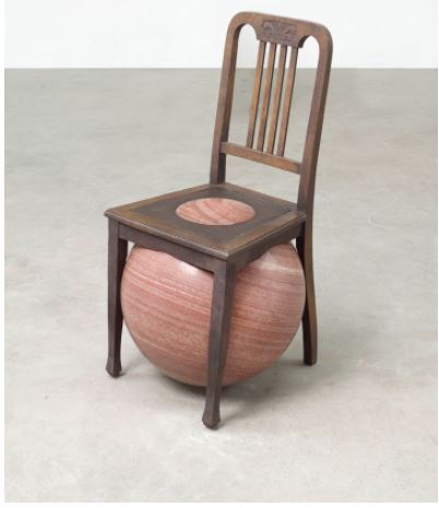 Alicja Kwade, Siège du Monde (2021). Bronze. 75 x 49 x 49 cm. Courtesy the artist and König Galerie.