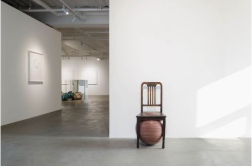 Exhibition view: Alicja Kwade, Sometimes I Prefer to Sit on a Chair on the Earth, König Seoul (10 December 2021–22 January 2022). Courtesy the artist and König Galerie. Photo: Cheonho Ahn.
