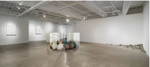 Exhibition view: Alicja Kwade, Sometimes I Prefer to Sit on a Chair on the Earth, König, Seoul (10 December 2021–22 January 2022). Courtesy the artist and König Galerie. Photo: Cheonho Ahn.