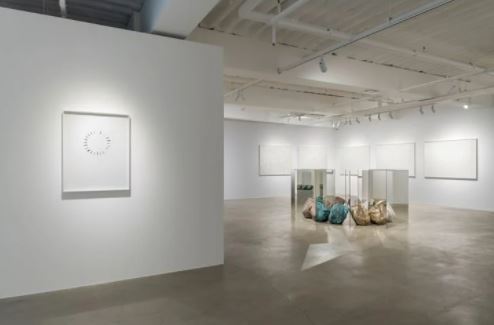 Exhibition view: Alicja Kwade, Sometimes I Prefer to Sit on a Chair on the Earth, König, Seoul (10 December 2021–22 January 2022). Courtesy the artist and König Galerie. Photo: Cheonho Ahn.