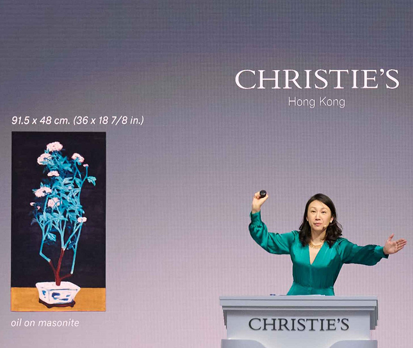 2021년 5월 크리스티 홍콩 경매 연단에 선 일레인 곽(Elaine Kowk)의 모습 제공 : Christie's'. 이미지 월간미술 제공. 