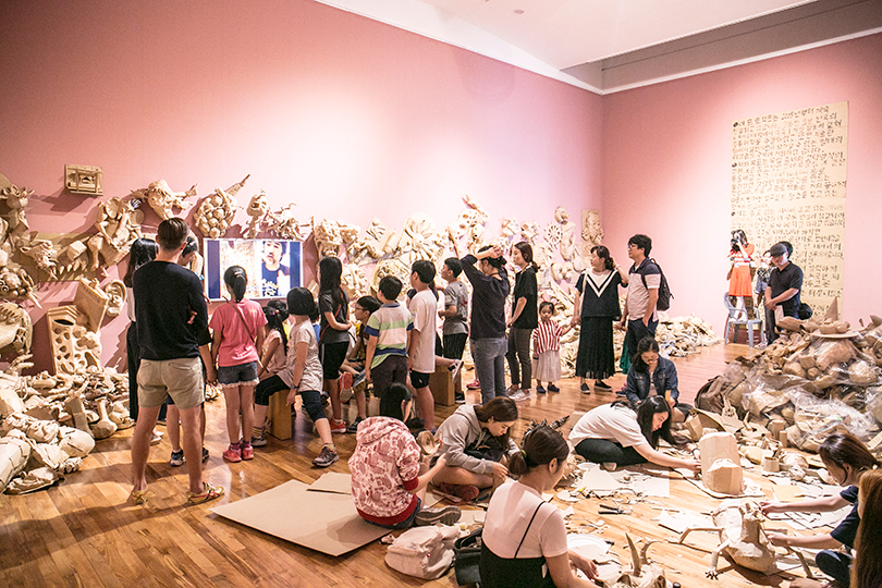 아이다 마코토(Aida Makoto), ‘아무것도 아닌 것을 위한 기념비’, 2016(2008), 골판지, 설치, 가변 크기.