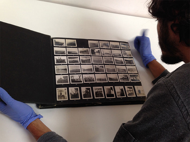 아랍 이미지 재단에서 사진 아카이브를 정리하는 장면 ⓒArab Image Foundation