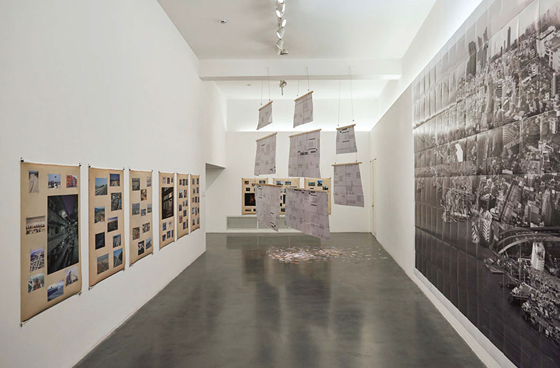 김재범 (왼쪽, 가운데 벽면 설치) 컬러프린트 123×90cm(각, 총9점) 2017, 〈항해의 기술〉(사진 가운데) 신문, 종이 2017, 백승우 (부분, 오른쪽 벽면 설치) 디지털프린트 120×218cm 2012