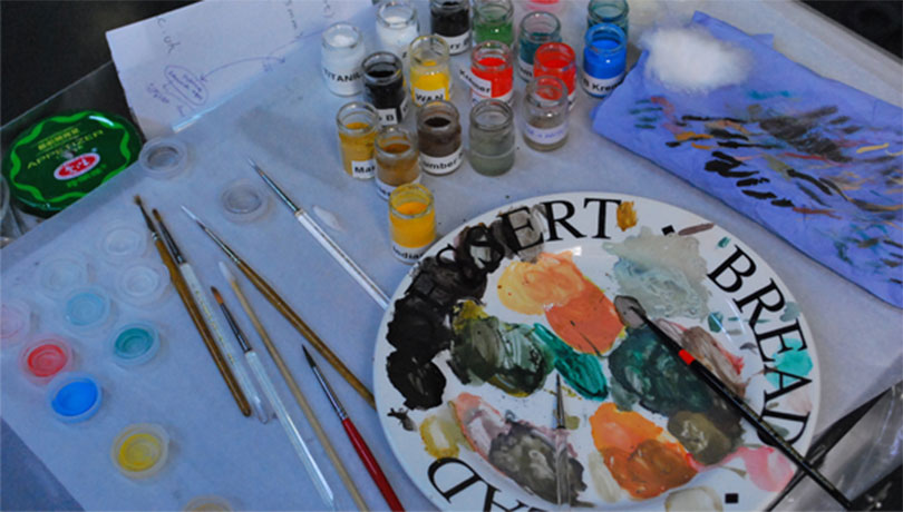 서양회화보존처리에 안료, 접착제 등 사용되고 있는 재료 (사진: 조자현)