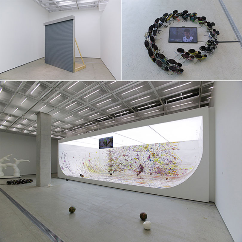 위 왼쪽) 함경아, ‘언리얼라이즈드 더 리얼 29,543+1명, 909,084km, 15,000 달러’, 2016, 설치(중국 브로커, 탈북자, 자막, 알루미늄, 모니터, 스피커, 합판), 가변 크기. 위 오른쪽&아래) 함경아, ‘악어강 위로 튕기는 축구공이 그린 그림’, 2016, 비디오 설치 및 퍼포먼스, 13세 탈북 유소년 축구팀 선수, 축구 페인팅(아크릴릭 페인트, 축구공, 축구화, 고무, 텍스트, 로얄지, 모니터, 사운드), 1200×600×300cm. 사진제공: 국립현대미술관.