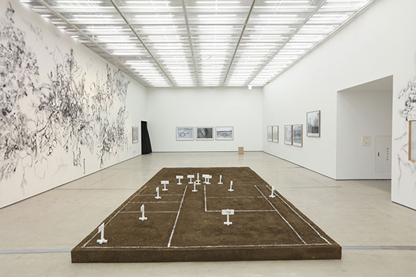 믹스라이스, ‘아주 평평한 공터 2’, 2016, 설치(재개발지역의 흙), 360×820cm, 사진제공: 국립현대미술관.