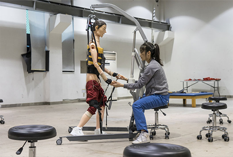 정금형, ‘재활훈련’, 2015, 퍼포먼스, 160분, Photo: MINGU JEONG