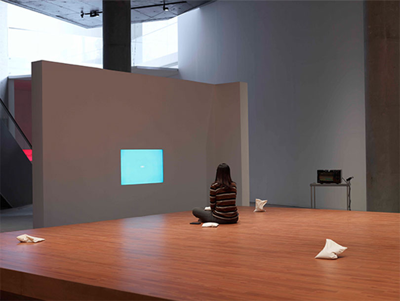 옥인 콜렉티브, 아트 스펙트랄, 2016, Wooden floor, books, sound, single channel video, microwave, rice pillows, Dimensions variable ⓟ Hyeonsu KIM