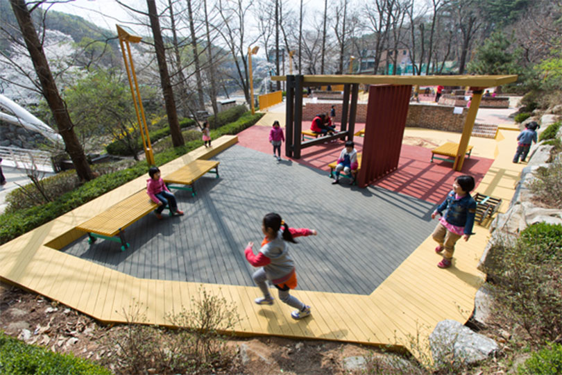 그라이즈데일 아츠, <예술의 유익함을 생각하는 예술위원회: 야외 공동의 장>, 2014, 기존 작품에 산화철 안료, 모래놀이터, 수목, 가구 등