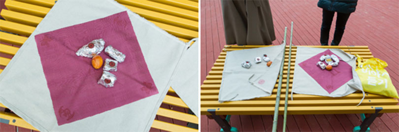 <야외 공동의 장>으로 향하며 준비한 소풍 음식과 이를 운반하기 위한 보자기와 도구