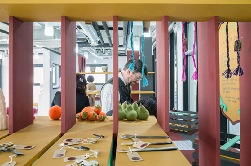 그라이즈데일 아츠, <예술의 유익함을 생각하는 예술위원회: 정직한 안양>, 지역 주민이 만든 물건을 판매하는 임시가게